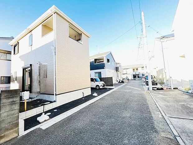 前面道路を含めた現地写真です。