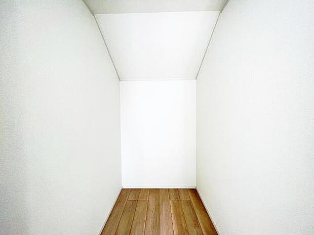 ウォークインクローゼットがあり収納スペースも豊富。季節物もスッキリ片付きそうです。