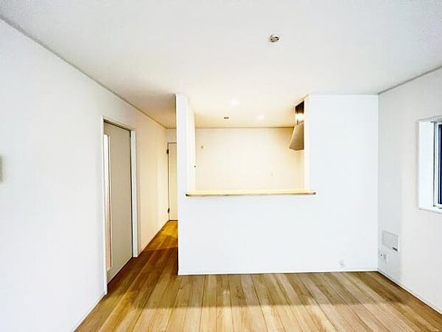 お食事中もキッチンと会話が楽しめるダイニングスペース。