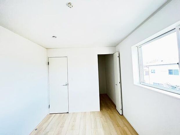 大型クローゼット付きの使い勝手の良い洋室です。