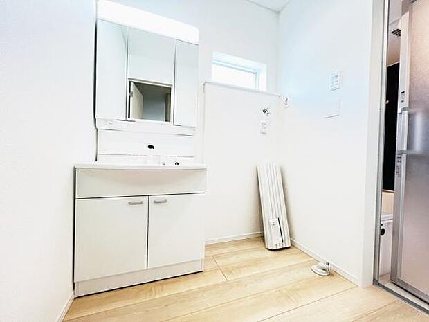 ランドリースペースです。身支度を整えながら洗濯機の操作を行えます。