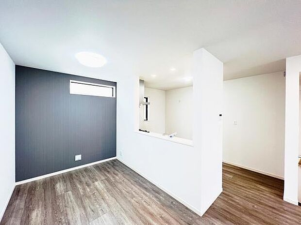 お食事中もキッチンと会話が楽しめるダイニングスペース。