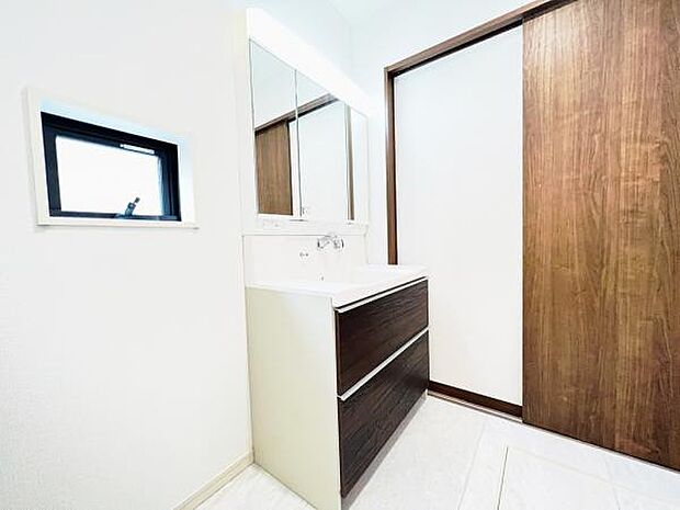 洗面化粧台です。朝の身支度から1日が始まります。