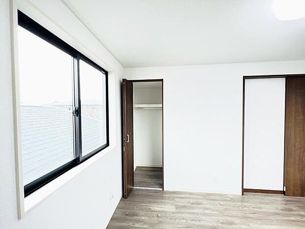 いつでもお部屋をスッキリお使い頂ける収納スペースを設置。