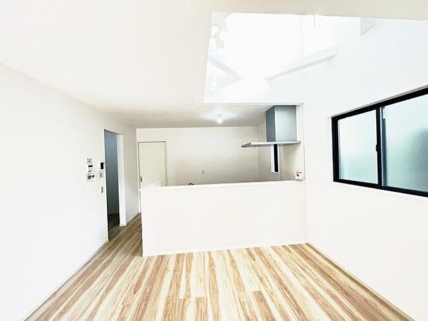 お食事中もキッチンと会話が楽しめるダイニングスペース。