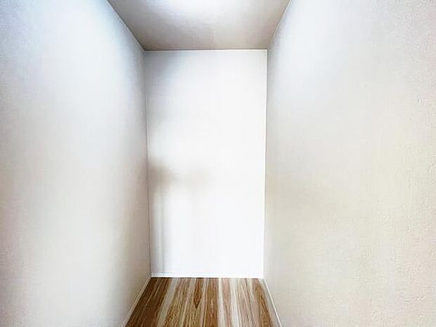 ウォークインクローゼットがあり収納スペースも豊富。季節物もスッキリ片付きそうです。