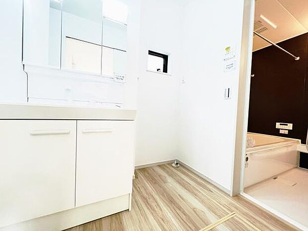 ランドリースペースです。身支度を整えながら洗濯機の操作を行えます。