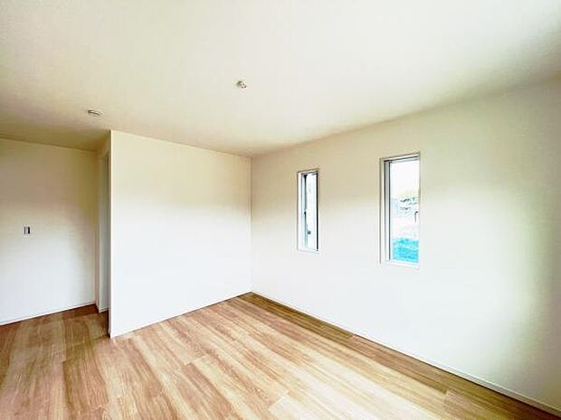 主寝室にはウォークインクローゼットもございます。