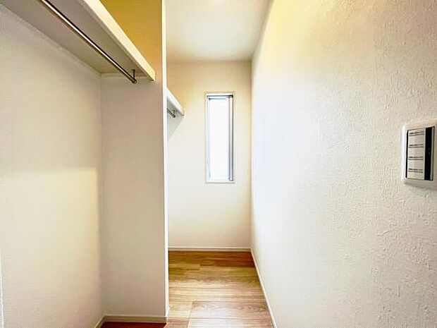 ウォークインクローゼットがあり収納スペースも豊富。季節物もスッキリ片付きそうです。