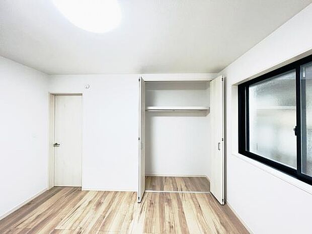 いつでもお部屋をスッキリお使い頂ける収納スペースを設置。