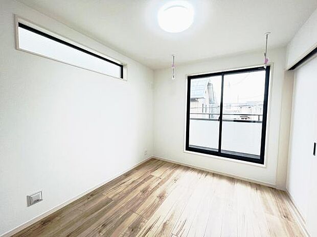 洋室は、風通しが良く明るく快適な空間です。ゆったりと読書など、趣味にも没頭できそうです。