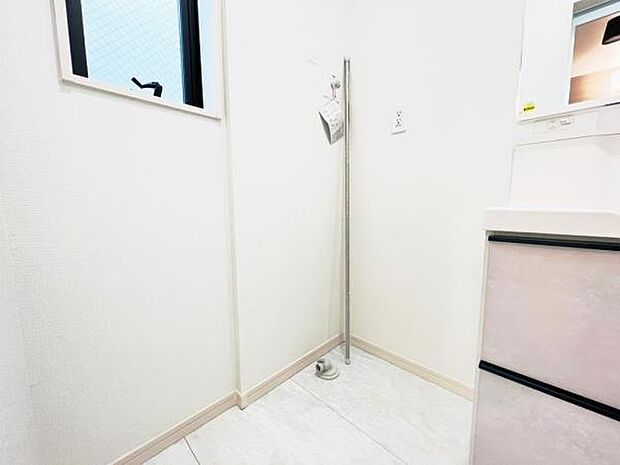 ランドリースペースです。身支度を整えながら洗濯機の操作を行えます。