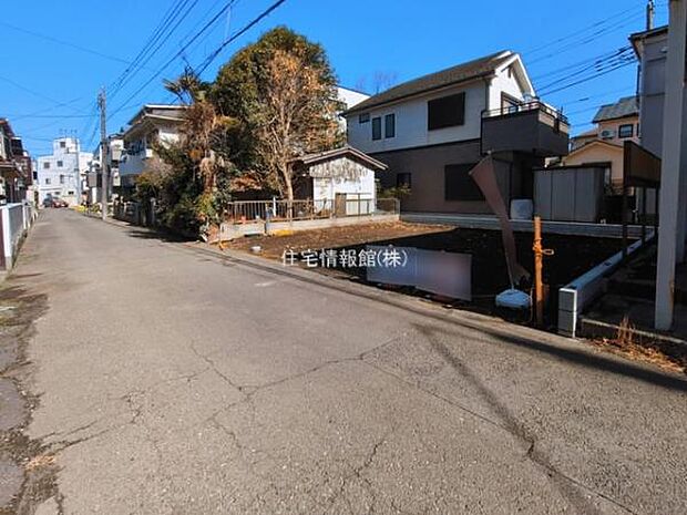 前面道路を含めた現地写真です。