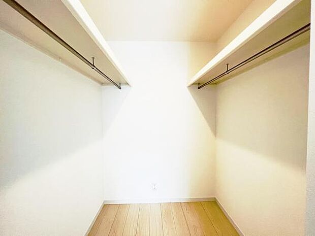 ウォークインクローゼットがあり収納スペースも豊富。季節物もスッキリ片付きそうです。