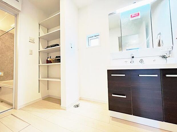ランドリースペースにはリネン類の収納に便利な棚が設置されています。