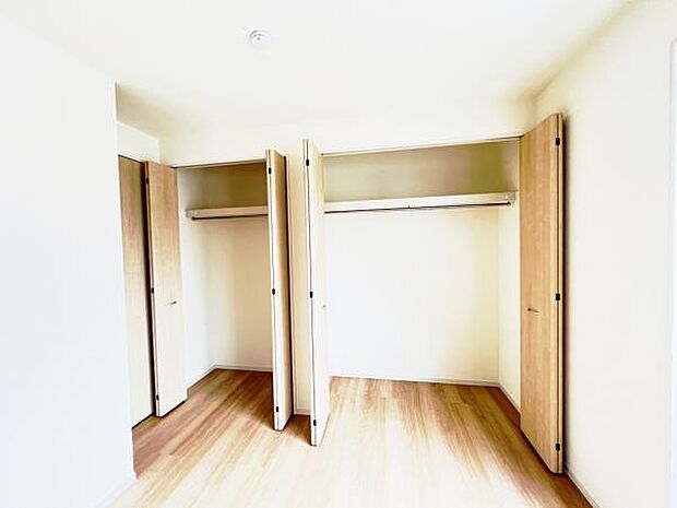 主寝室にはクローゼットが2つございます。