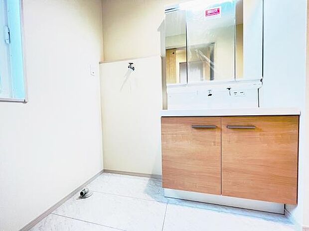 ランドリースペースです。身支度を整えながら洗濯機の操作を行えます。