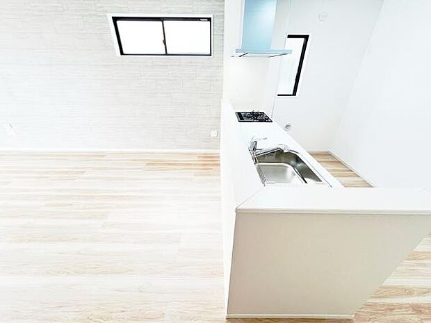 お食事中もキッチンと会話が楽しめるダイニングスペース。