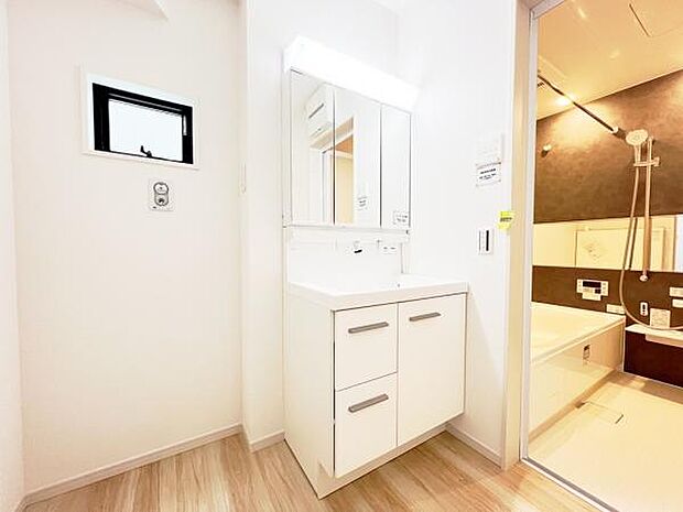 洗面化粧台です。朝の身支度から1日が始まります。