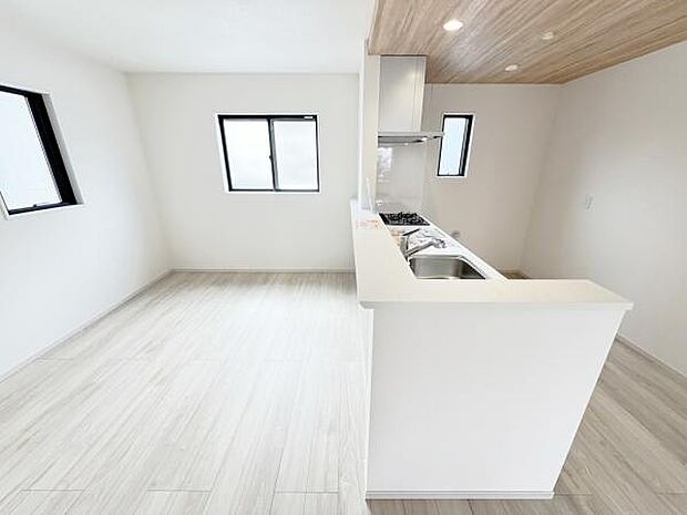 お食事中もキッチンと会話が楽しめるダイニングスペース。