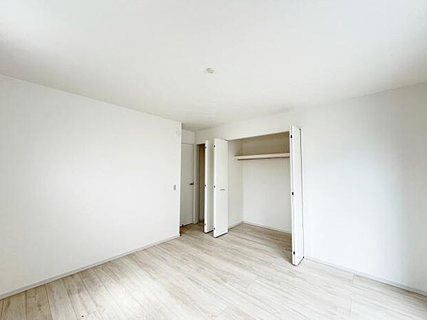 約8.2帖の主寝室スペースです。お子様が小さいうちは一緒に就寝できますね。