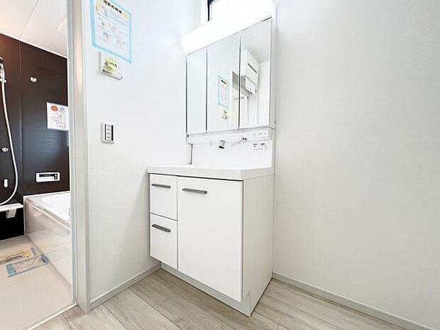 洗面化粧台です。朝の身支度から1日が始まります。