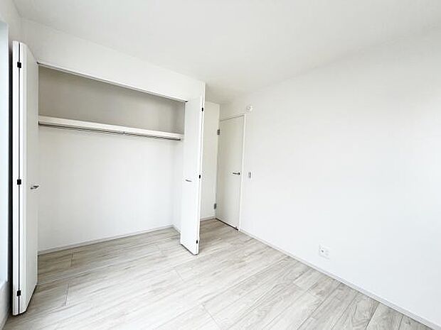 いつでもお部屋をスッキリお使い頂ける収納スペースを設置。