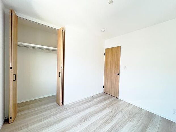 いつでもお部屋をスッキリお使い頂ける収納スペースを設置。