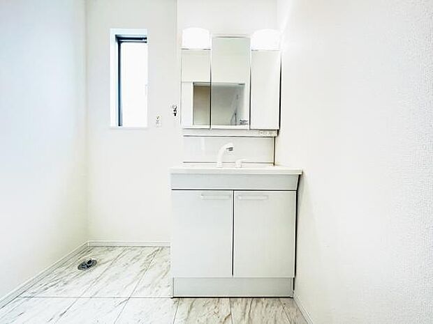 洗面化粧台です。朝の身支度から1日が始まります。