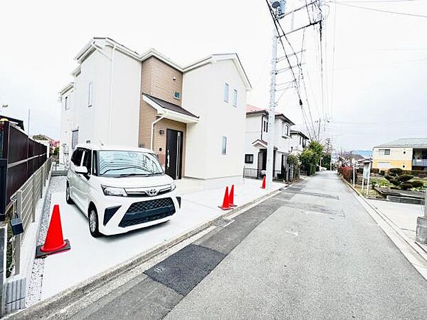 前面道路を含めた現地写真です。