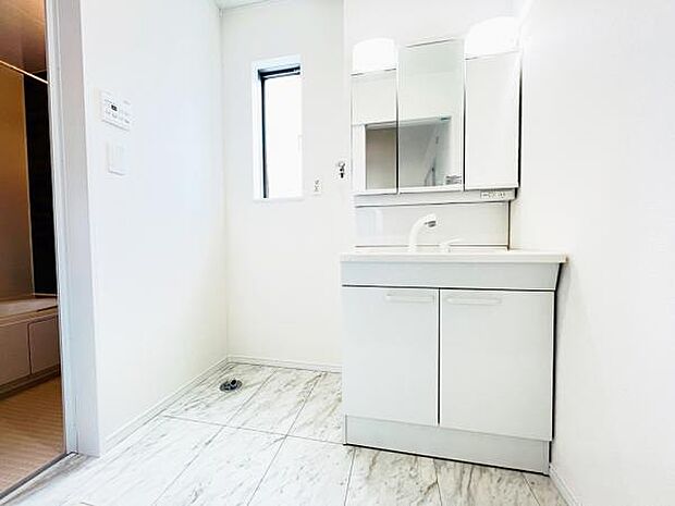 ランドリースペースです。身支度を整えながら洗濯機の操作を行えます。