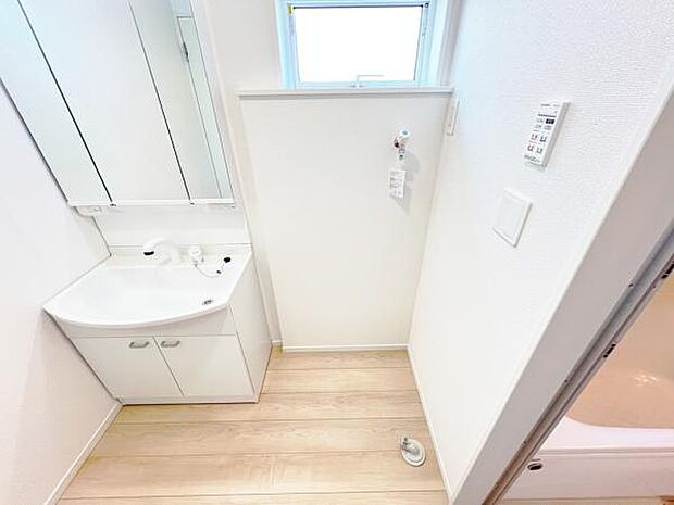 ランドリースペースです。身支度を整えながら洗濯機の操作を行えます。