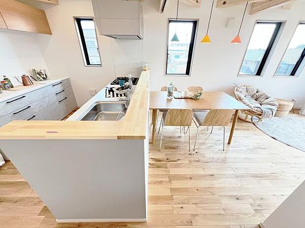 お食事中もキッチンと会話が楽しめるダイニングスペース。