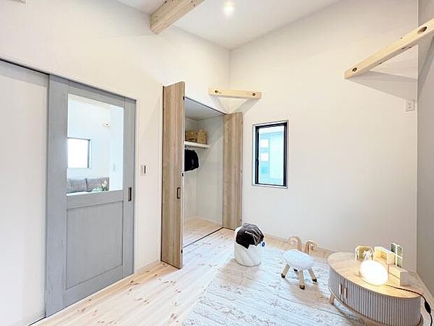 木の温もりが優しいフローリングの収納スペース付き洋室です。