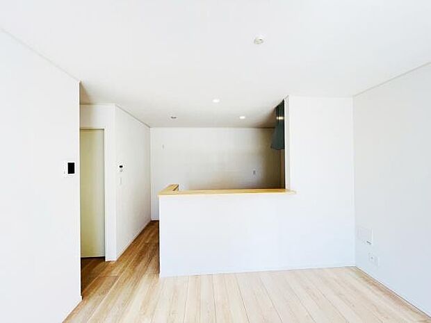 お食事中もキッチンと会話が楽しめるダイニングスペース。