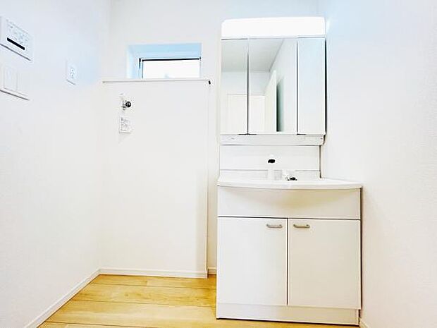 洗面化粧台です。朝の身支度から1日が始まります。