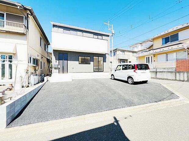 駐車場ももちろん完備しておりますのでお車所有の方にも心強いです。