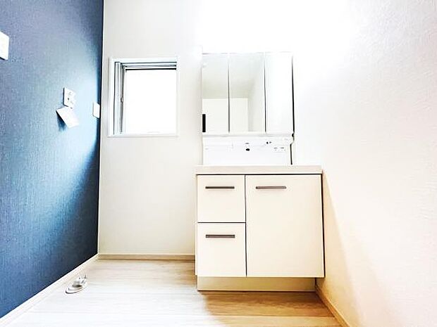 洗面化粧台です。朝の身支度から1日が始まります。