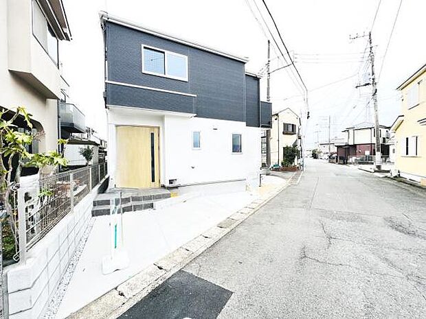 前面道路を含めた現地写真です。