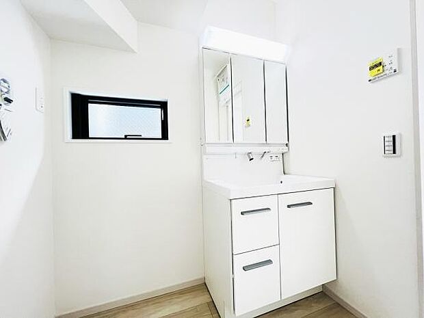 洗面化粧台です。朝の身支度から1日が始まります。