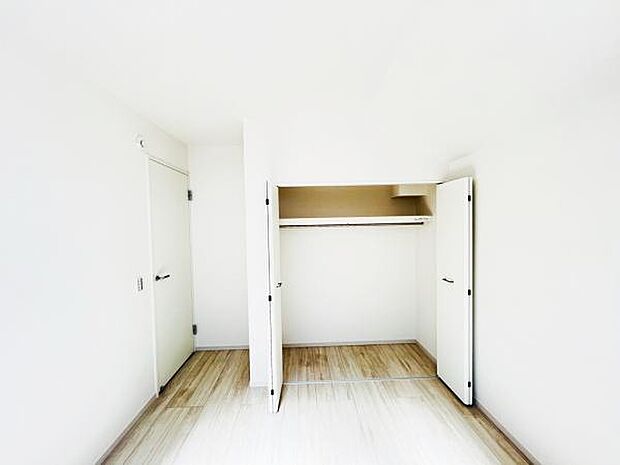 いつでもお部屋をスッキリお使い頂ける収納スペースを設置。