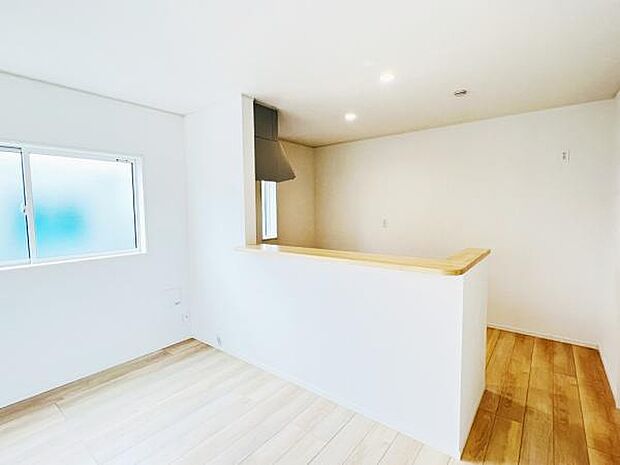 お食事中もキッチンと会話が楽しめるダイニングスペース。