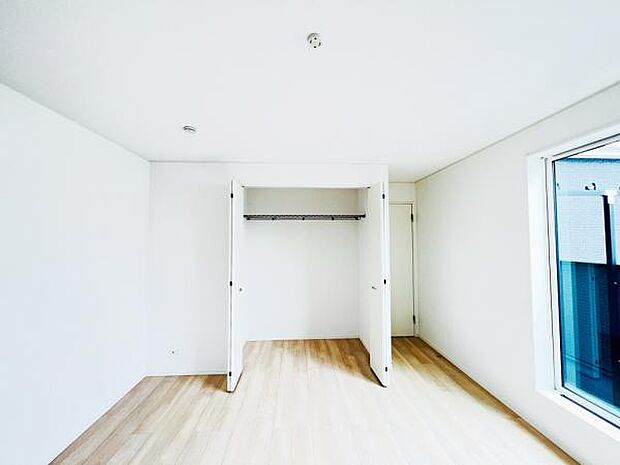 明るい広々とした主寝室でご家族ゆっくりお休みになれますね。