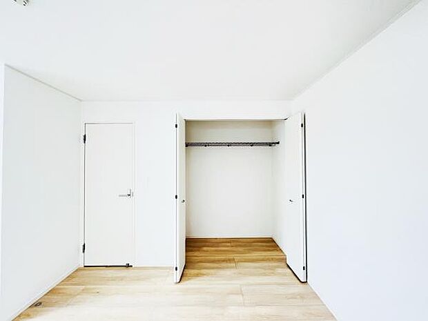 いつでもお部屋をスッキリお使い頂ける収納スペースを設置。