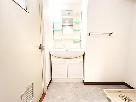 洗面化粧台です。朝の身支度から1日が始まります。