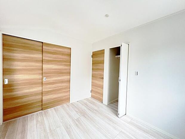 木の温もりが優しいフローリングの収納スペース付き洋室です。