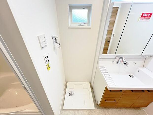 ランドリースペースです。身支度を整えながら洗濯機の操作を行えます。