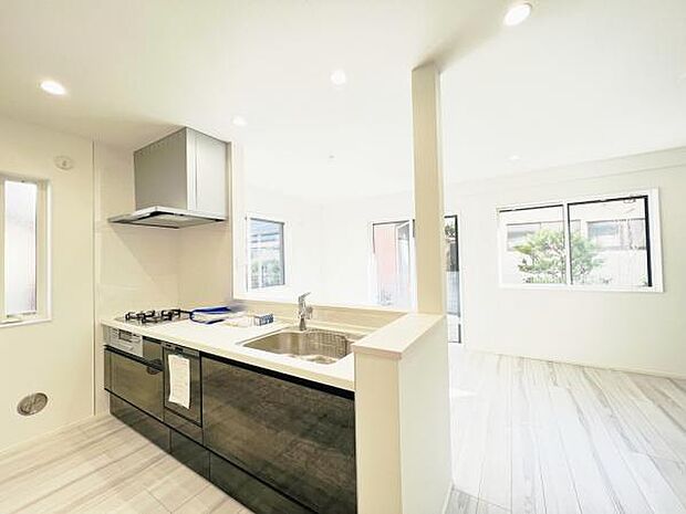 お食事中もキッチンと会話が楽しめるダイニングスペース。