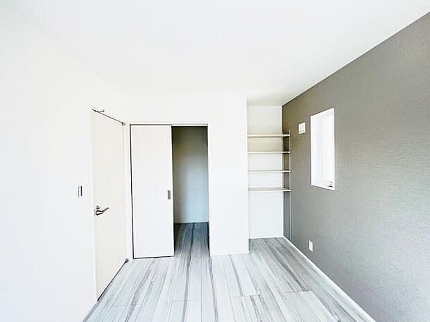 主寝室にはウォークインクローゼットもございます。