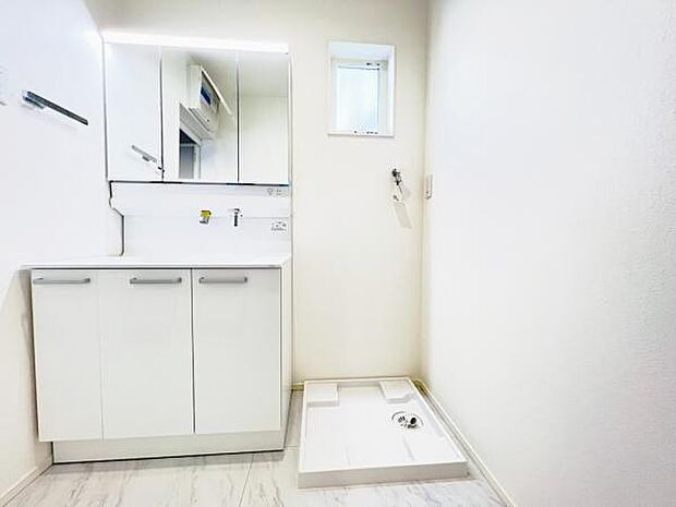 ランドリースペースです。身支度を整えながら洗濯機の操作を行えます。